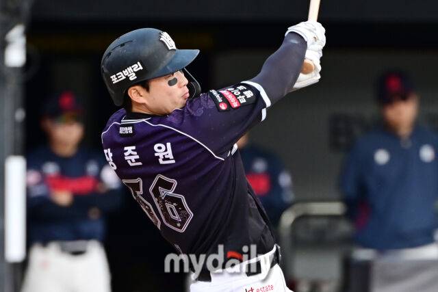 5일 경기도 수원 KT위즈파크에서 열린 '2026 신한 SOL BANK KBO리그' 롯데 자이언츠와 KT 위즈 경기. KT 장준원이 6회말 1사에 솔로포를 치고 있다./한혁승 기자