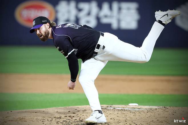 [서울=뉴시스] 프로야구 KT 위즈 로건 앨런이 23일 수원 KT위즈파크에서 열린 2026 신한 쏠 KBO리그 홈 경기에서 NC 다이노스를 상대로 공을 던지고 있다. (사진=KT 위즈 제공) 2026.09.23. *재판매 및 DB 금지