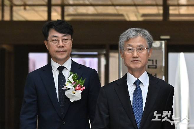 조희대(오른쪽) 대법원장과 김성수 신임 대법관이 지난달 21일 오후 서울 서초구 대법원에서 열린 대법관 취임식에 참석하고 있다. 황진환 기자