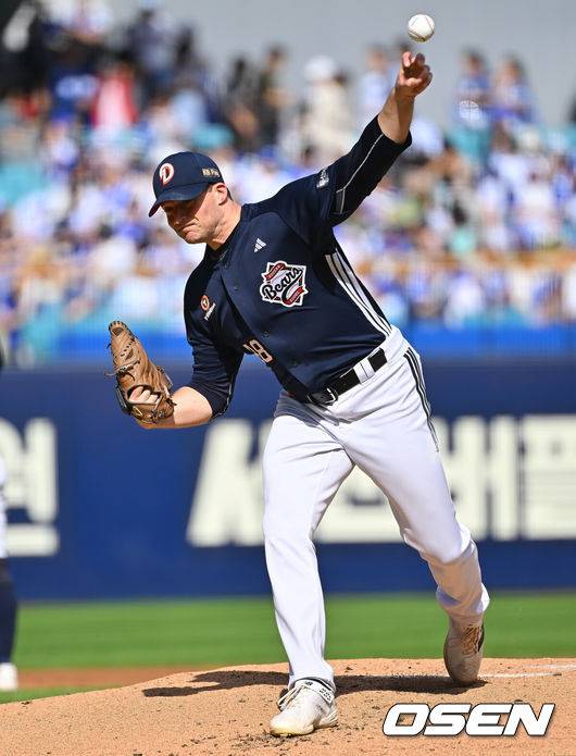 [OSEN=대구, 이석우 기자] 4일 대구삼성라이온즈파크에서 2026 신한 SOL KBO 리그 삼성 라이온즈와 두산 베어스의 경기가 열렸다. 홈팀 삼성은 이승현이, 방문팀 두산은 벤자민이 선발 출전했다. 두산 베어스 선발 투수 벤자민이 역투하고 있다. 2026.10.04 / foto0307@osen.co.kr