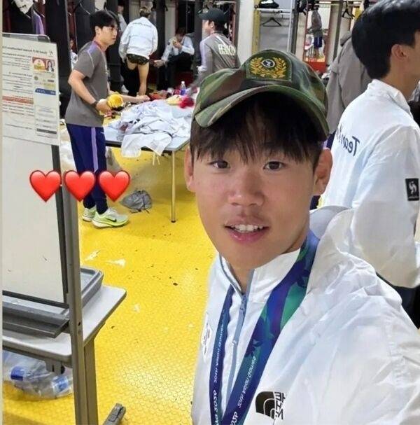 한국 23세 이하(U-23) 남자 축구 대표팀의 박승수가 지난 3일 일본 아이치현 도요타 스타디움에서 열린 2026 아이치·나고야 아시안게임 남자 축구 결승전을 마친 뒤 금메달을 목에 걸고 전역모를 쓴 채 셀카를 찍고 있다. 박승수 인스타그램 캡처