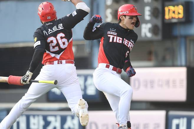 KIA 김도영(오른쪽)이 5일 잠실 LG전 9회초 2사 1·2루 상황에서 좌월 역전 3점 홈런을 터트린 뒤 팀 동료 해럴드 카스트로와 세리머니를 하고 있다. 사진제공｜KIA 타이거즈