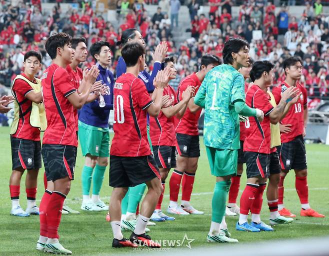 대한민국 축국구가대표팀이 28일 서울월드컵경기장에서 우루과이와 친선경기를 열었다.  손흥민을 비롯한 선수들이 우루과이에 1-4로 패배한 후 침울한 표정으로 응원단에 인사하고 있다. /사진=김진경 대기자