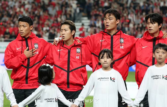 대한민국 축국구가대표팀이 28일 서울월드컵경기장에서 우루과이와 친선경기를 열었다.  이강인을 비롯한 대표팀 선수들이 애국가가 울려퍼지자 예를 표하고 있다. /사진=김진경 대기자