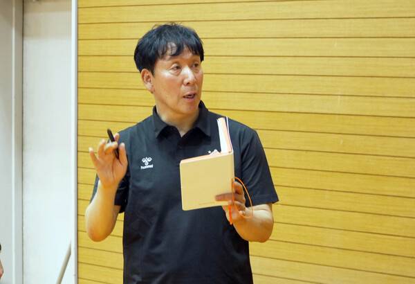 신영철 감독, 일본 전지훈련서 선수들 기술 향상 강조... "볼 다루기·판단력 키운다".(사진제공=OK저축은행 배구단)