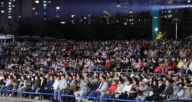 ‘2026 코리안드림 한강대축제’에 참석한 시민들이 공연을 관람하고 있다. 코리안드림 한강대축제 조직위원회 제공