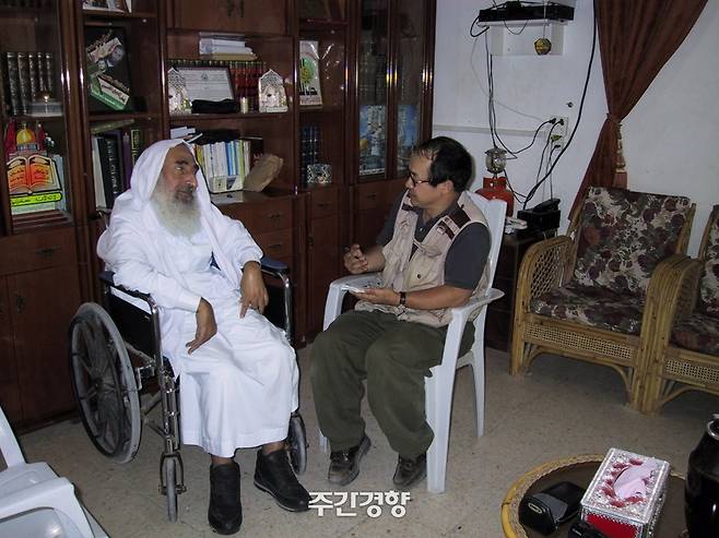 2002년 5월 27일 김재명 국제분쟁 전문기자가 팔레스타인 하마스 지도자 아흐메드 야신과 인터뷰를 진행하고 있다. 김재명 기자 제공