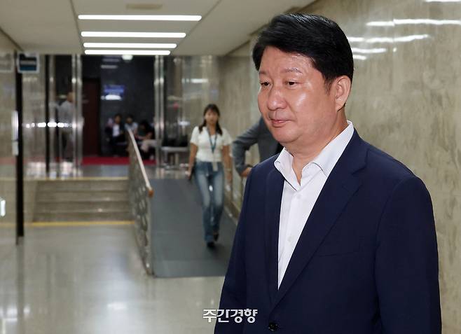 권영진 국민의힘 의원이 지난 7월 30일 국회 의원총회장 앞에 서 있다. 박민규 선임기자
