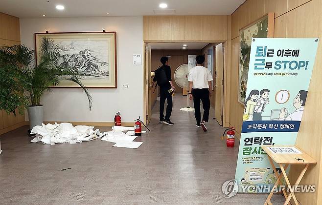 고용노동부 장관실에 인화물질 뿌린 50대 민원인 체포 (세종=연합뉴스) 배재만 기자 = 25일 세종남부경찰서에 따르면 이날 오후 6시 25분께 정부세종청사 고용노동부 6층 장관실 일대에서 인화물질을 들고 찾아와 불을 붙이려 한 A(50대)씨를 특수공무집행방해 혐의로 체포해 조사하고 있다. 사진은 장관실 입구에 뿌려진 인화물질을 닦은 휴지가 쌓여 있는 모습. 2025.9.25 scoop@yna.co.kr