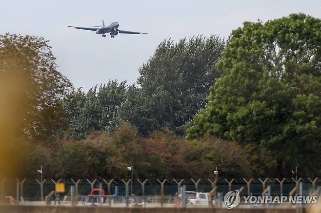 영국 페어퍼드 기지에 착륙하려고 하는 B-1 폭격기 [로이터=연합뉴스. 재판매 및 DB 금지]