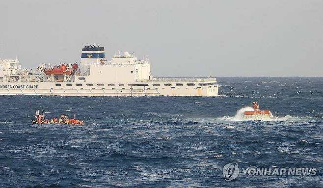 제주 차귀도 해상서 실종자 수색하는 해경 (제주=연합뉴스) 5일 오전 제주 차귀도 북서쪽 약 65㎞ 해상에서 경남 사천 선적 29t급 근해연승어선 A호가 전복돼 제주 해경이 실종자를 수색하고 있다. 이 사고로 승선원 11명 중 9명이 구조되고 2명이 실종됐다. 2026.10.5 [제주해양경찰청 제공. 재판매 및 DB 금지] bjc@yna.co.kr