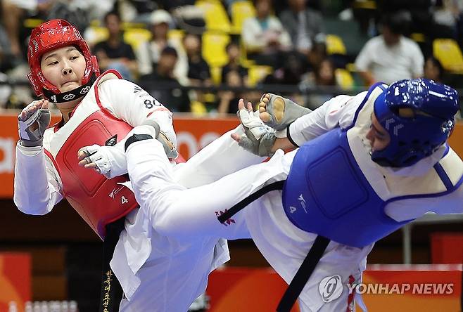 송다빈 AG 화끈한 발차기 (도요하시[일본]=연합뉴스) 김동민 기자 = 3일 일본 아이치현 도요하시 종합체육관에서 열린 2026 아이치·나고야 아시안게임 태권도 겨루기 여자 67㎏급 한국 송다빈과 이란 파테메 아흐마디 준결승 경기. 한국 송다빈이 경기를 펼치고 있다. 2026.10.3 image@yna.co.kr