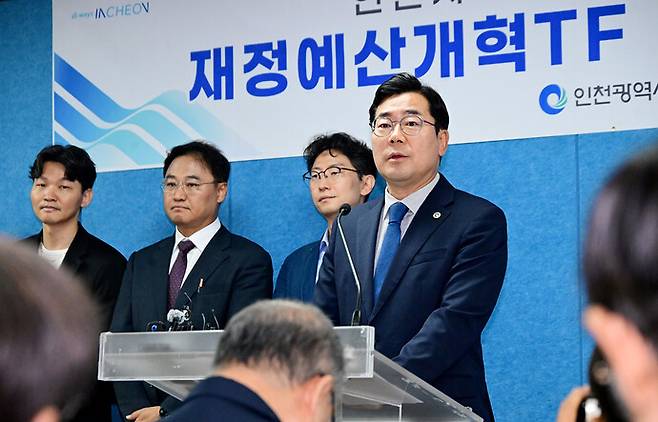 박찬대 인천광역시장이 지난 7월 10일 시청 브리핑룸에서 재정예산개혁TF 발족 기자회견을 하고 있다. 사진=인천시