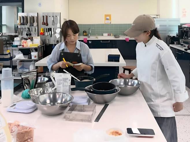 김수연 씨가 한식 디저트 브랜드 창업을 위해 시제품을 개발하고 있는 모습. /독자 제공
