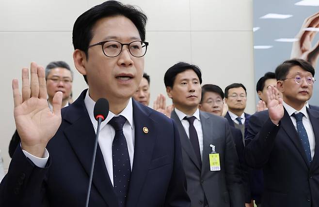 배경훈 부총리 겸 과학기술정보통신부 장관이 6일 국회에서 열린 과학기술정보방송통신위원회 국정감사에서 의원 질의에 답하고 있다. / 연합뉴스