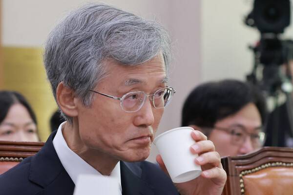 조희대 대법원장이 6일 국회 법제사법위원회에서 열린 대법원 등에 대한 국정감사에서 목을 축이고 있다. 2026.10.6. 연합뉴스