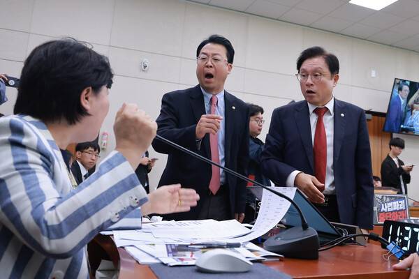 6일 국회 법제사법위원회에서 열린 대법원 등에 대한 국정감사에서 야당 간사인 국민의힘 박형수 의원과 같은 당 곽규택 의원이 위원장인 더불어민주당 서영교 의원에게 국민의힘 김태규 의원에 대한 발언권 정지와 관련해 항의하고 있다. 2026.10.6. 연합뉴스