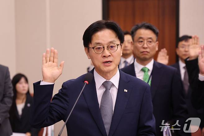 김정관 산업통상부 장관이 6일 오전 서울 여의도 국회 산업통상자원중소벤처기업위원회에서 열린 산업부에 대한 국정감사에서 선서를 하고 있다. 2026.10.6 ⓒ 뉴스1 황기선 기자