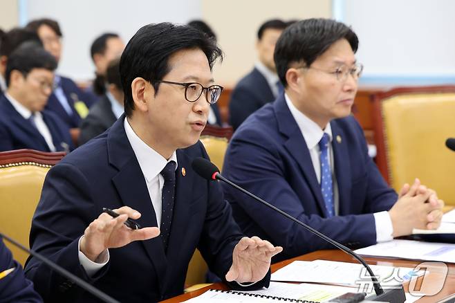 배경훈 부총리 겸 과학기술정보통신부 장관이 6일 서울 여의도 국회 과학기술정보방송통신위원회에서 열린 과기부 등에 대한 국정감사에서 의원 질의에 답하고 있다. 2026.10.6 ⓒ 뉴스1 황기선 기자
