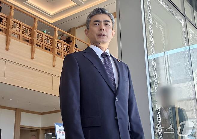 강신철 국방부 장관이 6일 오전 서울 용산구 국방부에서 약식 도어스테핑을 하고 있다. 이날 강 장관은 최근 서부전선 비무장지대(DMZ)에서 발생한 북한군 지뢰 폭발사건을 '북한의 국경선 요새화 작업에 따른 피해'로 규정하며 국가 안보 위협 행위에 단호하게 대응하겠다고 강조했다. 2026.10.6 ⓒ 뉴스1 김기성 기자