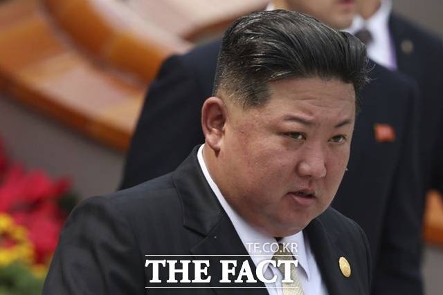 북한 외무성은 26일 서부전선 비무장지대(DMZ)에서 발생한 지뢰 폭발 사고의 원인이 북한군 매설 지뢰라는 우리 군 당국 발표를 '자작극'이라며 재차 부정했다. 사진은 김정은 북한 국무위원장. /AP. 뉴시스