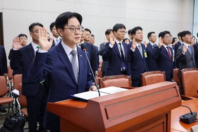 김정관 산업통상부 장관이 6일 국회에서 열린 산업통상자원중소벤처기업위원회 국정감사에서 증인 선서를 하고 있다. 연합뉴스 제공
