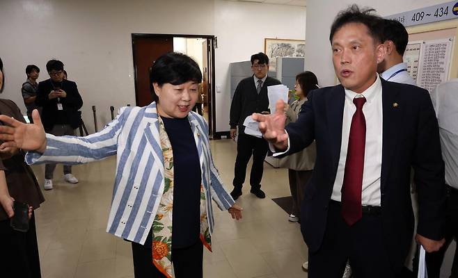 서영교 법사위 위원장과 김태규 국민의힘 의원이 6일 서울 여의도 국회에서 열린 법제사법위원회 국정감사(대법원 등)가 정회된 후 언쟁을 하고 있다. 2026.10.06 뉴시스