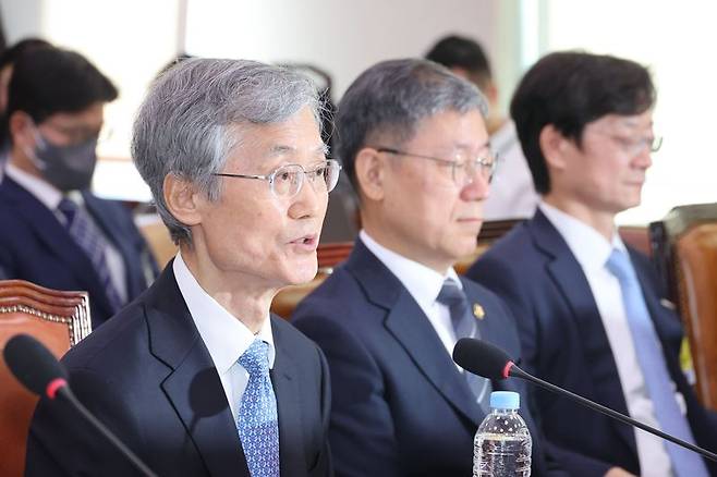 조희대 대법원장이 6일 서울 여의도 국회에서 열린 법제사법위원회의 대법원 등에 대한 국정감사에 출석해 발언을 하고 있다. 뉴스1