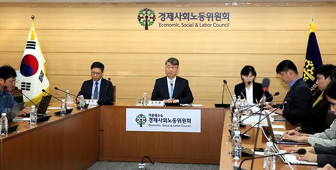 김지형 대통령 소속 경제사회노동위원회 위원장(가운데)이 이철희 서울대학교 교수(왼쪽), 이희진 한국갈등해결센터 공동대표와 함께 6일 서울 종로구 경사노위 대회의실에서 ‘인구구조 변화와 일자리 공론화 특별위원회’ 1단계 공론화 추진 결과를 발표하고 있다. 경사노위 제공