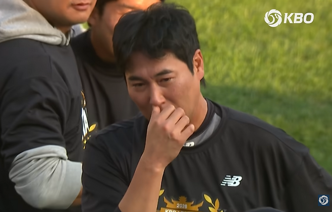 우승 세리머니 현장에서 눈물을 보인 우규민. 사진=KBO 유튜브 채널 영상 캡처