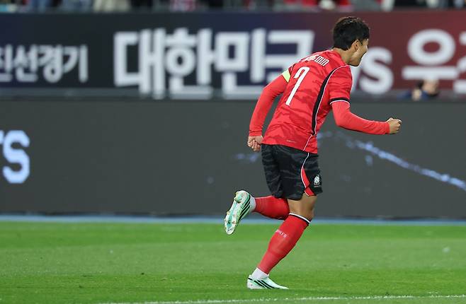 <yonhap photo-6092=""> A매치 최다 59호 골 넣는 손흥민(용인=연합뉴스) 김성민 기자 = 6일 경기 용인시 용인미르스타디움에서 열린 축구 국가대표팀 평가전 대한민국과 우즈베키스탄의 경기. 한국 손흥민이 프리킥으로 골을 넣은 뒤 세리머니를 하고 있다.손흥민은 이 골로 한국인 A매치 최다 59호 골을 기록했다. 2026.10.6ksm7976@yna.co.kr/2026-10-06 20:42:01/</yonhap>