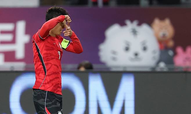<yonhap photo-5682=""> 손흥민, 한국인 A매치 최다 59호 골!(용인=연합뉴스) 김성민 기자 = 6일 경기 용인시 용인미르스타디움에서 열린 축구 국가대표팀 평가전 대한민국과 우즈베키스탄의 경기. 한국 손흥민이 프리킥으로 골을 넣은 뒤 세리머니를 하고 있다.손흥민은 이 골로 한국인 A매치 최다 59호 골을 기록했다. 2026.10.6yatoya@yna.co.kr/2026-10-06 20:10:02/</yonhap>