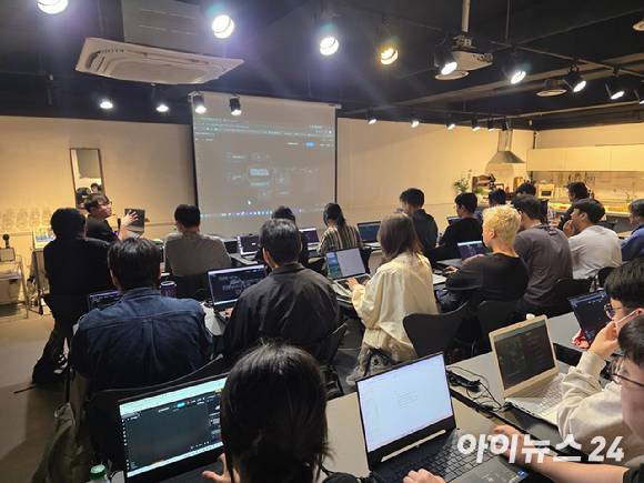 지난 1일 서울 라임스퀘어 강남점에서 여승호 AI 아트 디렉터가 진행하는 'AFX 마스터 클래스' 첫 강의가 열리고 있다. [사진=박정민 기자]