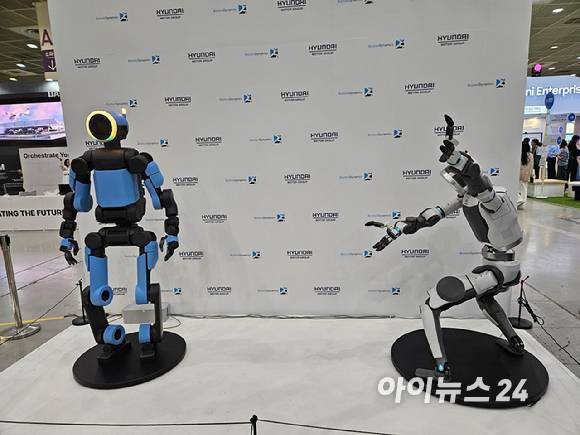 4개 손가락의 로봇 핸드가 장착된 휴머노이드 로봇 '아틀라스' [사진=설재윤 기자]