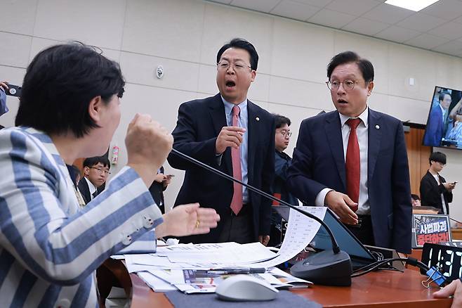 6일 국회 법제사법위원회에서 열린 대법원 등에 대한 국정감사에서 야당 간사인 국민의힘 박형수 의원과 같은 당 곽규택 의원이 위원장인 더불어민주당 서영교 의원에게 국민의힘 김태규 의원에 대한 발언권 정지와 관련해 항의하고 있다. 2026.10.6 [사진=연합뉴스]