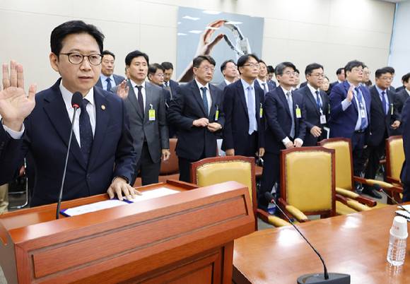배경훈 부총리 겸 과학기술정보통신부 장관이 6일 국회에서 열린 과학기술정보방송통신위원회 국정감사에서 증인 선서를 하고 있다. [사진=연합뉴스]
