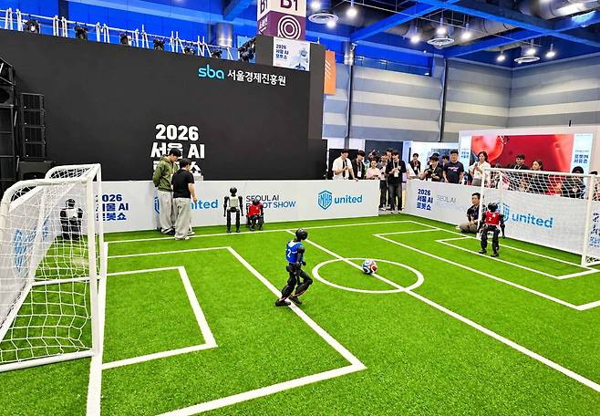 인하대학교 로봇팀이 축구 경기를 시연하고 있는 모습 / 출처=IT동아