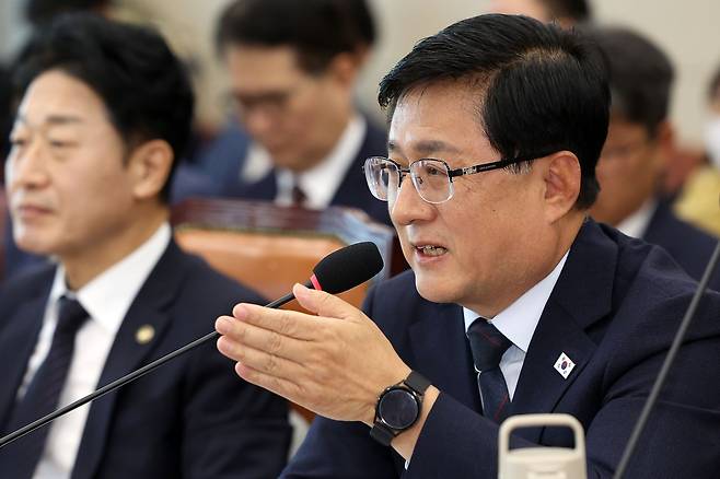 김성환 기후에너지환경부 장관이 6일 서울 여의도 국회에서 열린 기후에너지환경노동위원회의 기후에너지환경부에 대한 국정감사에서 답변을 하고 있다. 뉴시스