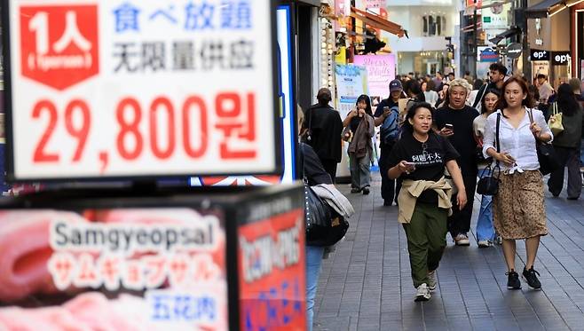 중국 국경절 황금연휴를 맞아 해외여행 수요가 급증한 가운데 한국이 중국인 선호 여행지 1위로 부상했다. 장거리·다국가 여행이 늘어난 반면 중·일 관계 악화 여파로 일본은 주요 해외여행지 10위권 밖으로 밀려났다.  /한경DB
