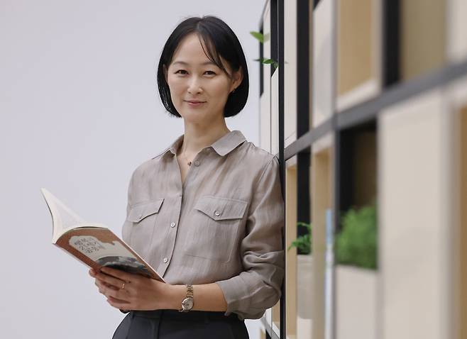김유정 유엔환경계획(UNEP) 수석 프로그램 관리관이 지난달 11일 서울 중구 정동 경향신문사에서 인터뷰하며 사진촬영 자세를 취하고 있다. 성동훈 기자