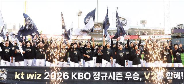 5일 경기도 수원 KT위즈파크에서 열린 2026 KBO리그 롯데 자이언츠전에서 KT 위즈가 승리하며 정규시즌 우승이 확정되자 KT 선수들이 그라운드에 나와 챔피언 깃발을 흔들며 기뻐하고 있다. 연합뉴스