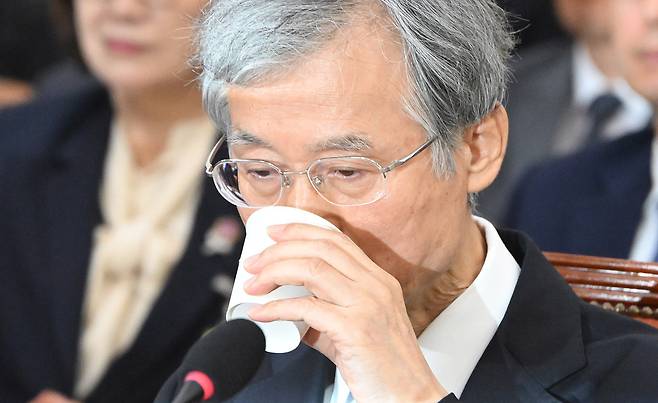 조희대 대법원장이 6일 국회 법제사법위원회의 대법원 등에 대한 국정감사에 출석해 질의를 들으며 물을 마시고 있다. 조 대법원장은 지난해와 같이 일반증인 출석은 거부했다. 이병주 기자