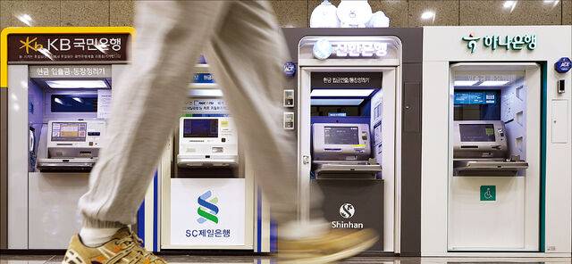 경찰청 국가수사본부는 6일 금융권 해킹 사건을 입건하고 사이버테러대응과장을 팀장으로 28명의 전담수사팀을 구성해 본격 수사에 나섰다. 사진은 이날 서울 시내 한 건물에 설치된 시중은행 현금자동입출금기(ATM). 뉴시스