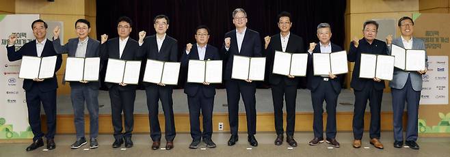 지난달 21일 오전 한솔제지 대전공장에서 열린 ‘종이팩 재활용체계 개선 업무협약식’에서 김성환 기후에너지환경부 장관(왼쪽 다섯 번째) 등 참석자들이 기념촬영을 하고 있다. [기후에너지환경부]