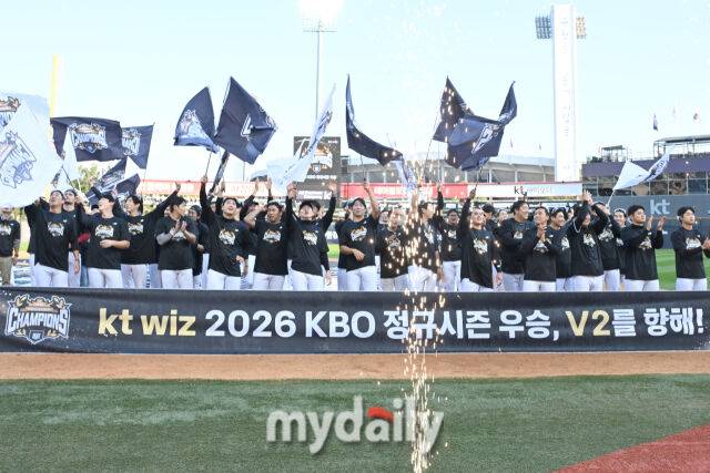 5일 경기도 수원 KT위즈파크에서 열린 '2026 신한 SOL BANK KBO리그' 롯데 자이언츠와 KT 위즈 경기. KT가 9-0으로 롯데에 승리했다. 2026 KBO 정규시즌 우승을 확정한 KT 선수들이 기뻐하고 있다./수원=한혁승 기자