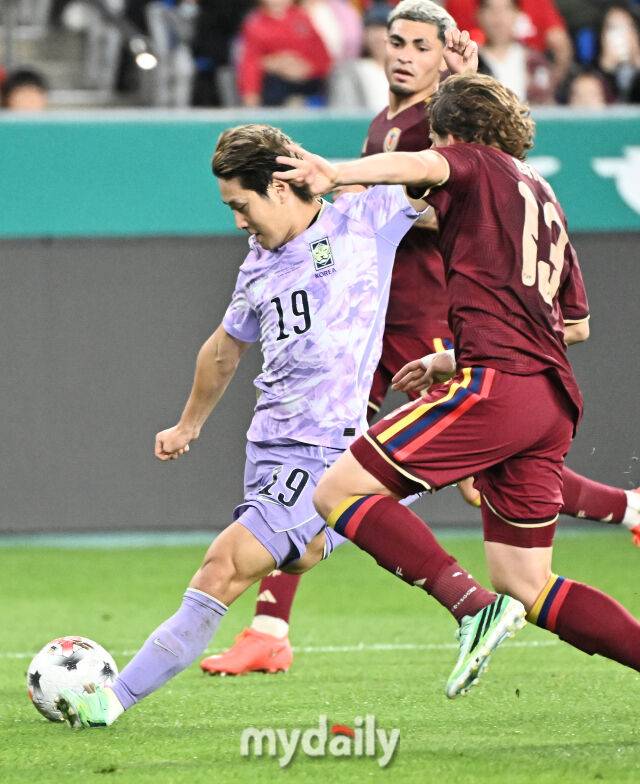 2일 오후 울산광역시 남구 문수월드컵경기장에서 진행된 축구 국가대표팀 친선경기 베네수엘라와의 경기.축구대표팀 이강인이 슛을 하고 있다.