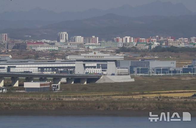 [단둥=뉴시스] 박정규 특파원= 북한 신의주와 중국 단둥을 잇는 신압록강대교의 6일 오후 북한 측 관문 모습. 2026.10.06 pjk76@newsis.com