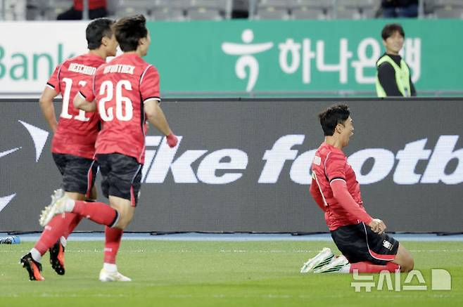 [용인=뉴시스] 최동준 기자 = 6일 경기 용인미르스타디움에서 열린 하나은행 초청 축구 국가대표팀 친선경기 한국과 우즈베키스탄의 경기, 한국 손흥민이 선취골을 성공시킨 뒤 기뻐하고 있다. 2026.10.06. photocdj@newsis.com
