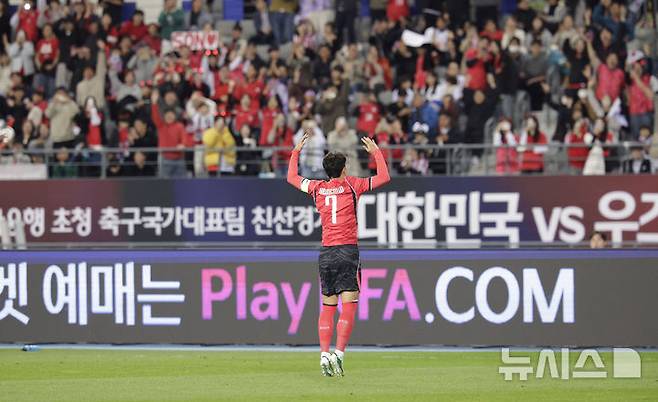 [용인=뉴시스] 최동준 기자 = 6일 경기 용인미르스타디움에서 열린 하나은행 초청 축구 국가대표팀 친선경기 한국과 우즈베키스탄의 경기, 한국 손흥민이 선취골을 성공시킨 뒤 기뻐하고 있다. 2026.10.06. photocdj@newsis.com