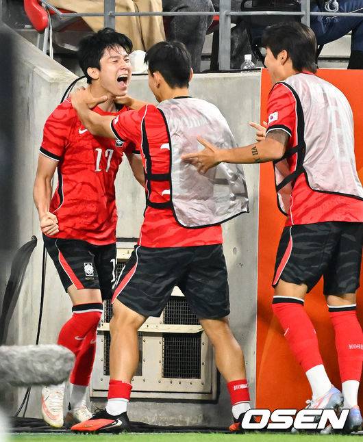 [OSEN=도요타(일본), 박준형 기자] 미쳤다! 엄지성(24, 스완지 시티)이 결승골로 한국축구를 살렸다. 이민성 감독이 이끄는 U23 남자축구대표팀은 3일 오후 7시 30분 나고야 스타디움에서 개최된 아이치-나고야 아시안게임 2026 결승전에서 엄지성의 결승골이 터져 숙적 일본을 1-0으로 제압했다. 후반 선제골 어시스트 기록한 양민혁이 기뻐하고 있다.      2026.10.03 /  soul1014@osen.co.kr